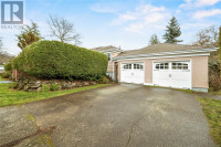 2644 Cadboro Bay Rd Oak Bay, British Columbia