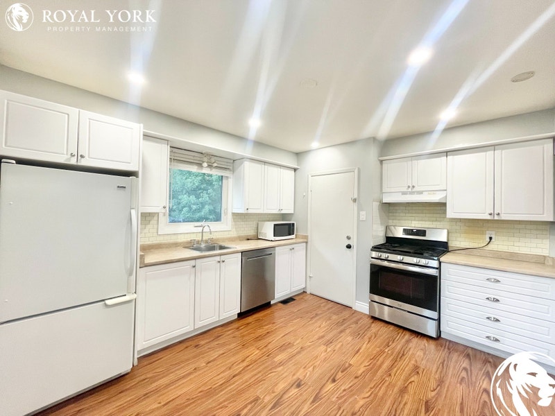 3 BED 1 BATH DETACHED HOUSE FOR RENT 104 TOULON CRESCENT, LO Long