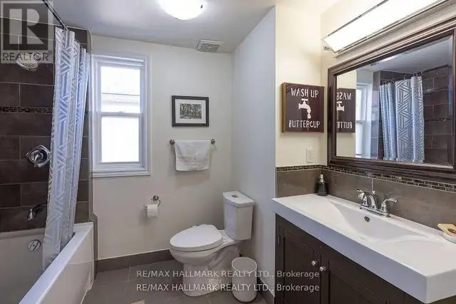 UPPER - 18 PAPE AVENUE Toronto (South Riverdale), Ontario in Long Term Rentals in City of Toronto - Image 10