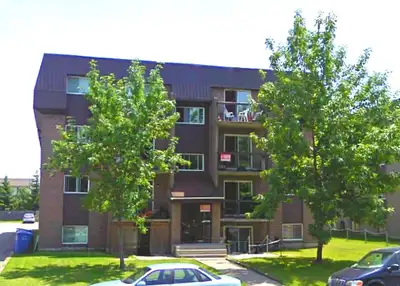 Grand 5 1/2 de style Condo, immeuble de seize logements bien entretenu, portes & fenêtres neuves. Po...