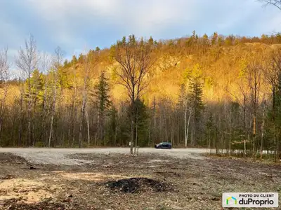 Magnifique terrain défriché et prêt à construire dans le superbe secteur de Wakefield. Situé dans le...