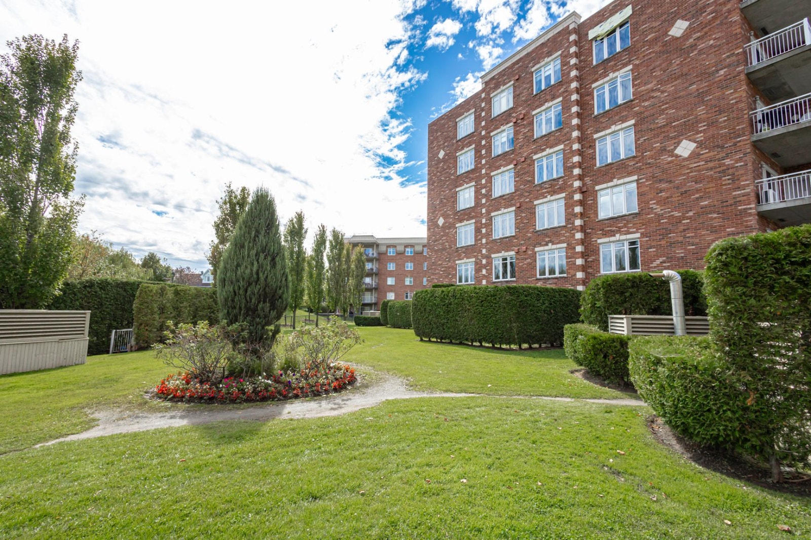 6850 Henri Bourassa Boulevard West — photo 1