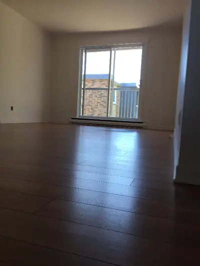 très grand 4 1/2. rénové voir petit site WEB immeublescaron.com non fumeur pas de chien CONTACT MOI...