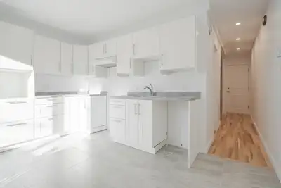 SITUÉ À 5 MINUTES DU MÉTRO & DU PARC ANGRIGNON Grand 5 1/2 de bonne dimension, sur 2 étages, dans un...