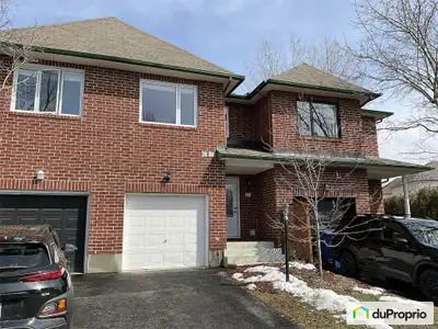 Magnifique maison en rangée clé en main, très bien entretenue et totalement rénovée, ayant toutes le...