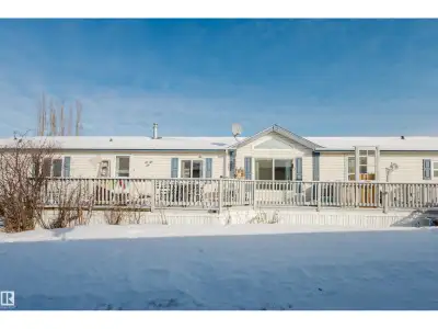 Spacious 3 bedroom, 2 bathroom home with a fully fenced yard and no neighbours behind. This open-con...
