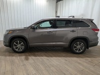 No Accidents, Locally Owned Vehicle! New Brakes and Rotors!The 2018 Toyota Highlander AWD XLE 8 Pass... (image 3)