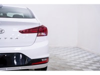 La Hyundai Elantra 2020 se distingue dans le segment des berlines compactes grâce à son design sophi... (image 7)