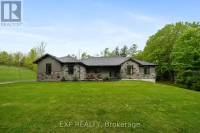 This custom-built 2021 bungalow offers over 3,000+ sq ft of finished space, featuring 4+2 bedrooms,...