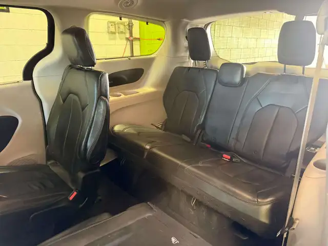 2017 Chrysler Pacifica Touring-L6041281303471820812