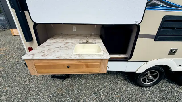 2018 Freedom Express 257BHS in Travel Trailers & Campers in Victoria - Image 6