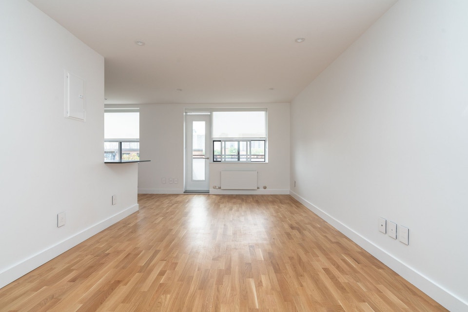 renovated two bedroom, eglinton and dvp - ID 4757 5
