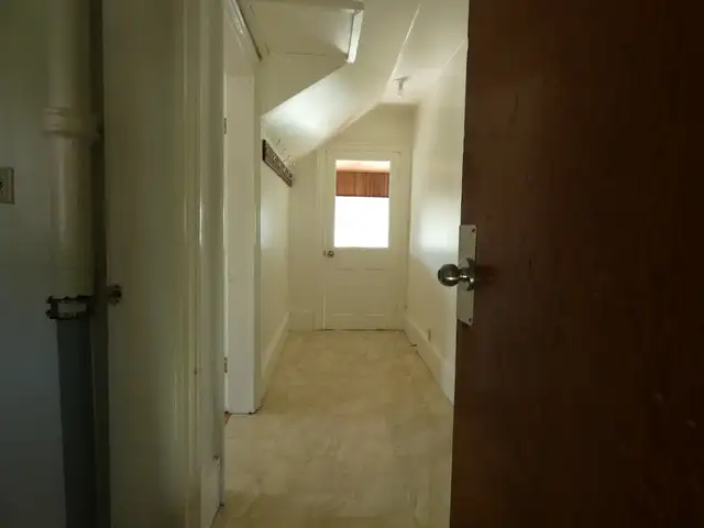Spacious 1-Bedroom Upper Apartment with 4-Season Sunroom in Long Term Rentals in Belleville - Image 3