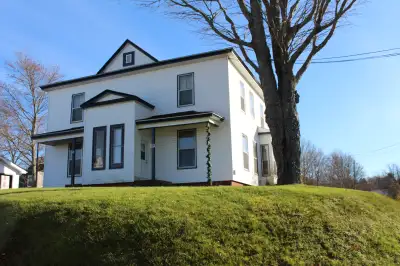 Large 3 Bedroom two storey apartment located in the heart of Truro. 3 Bed 1 bath large living room a...