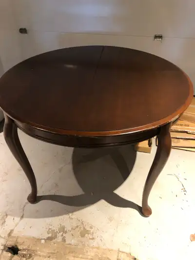 Round solid wood dining room table - Quality - Good Condition, View more