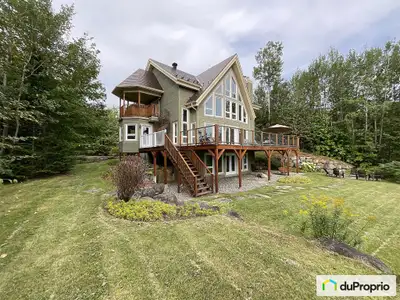 Vue garantie à vie sur le fleuve et l'Île-aux-Coudres. Intimité totale en pleine nature Nichée au co...