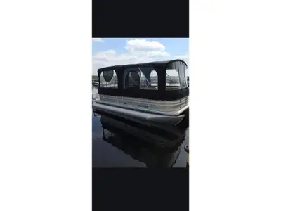 STARCRAFT EX21R 2017 Le Starcraft EX 21 R (2017) est un ponton spacieux et polyvalent, idéal pour la...