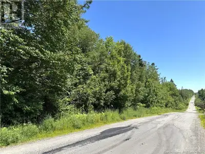 Located on the Harkness Road minutes from downtown St. Andrews, in the suburb of Chamcook, is this o...