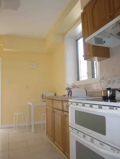 August 1: Furnished room 5 minutes walk from Dundas West subway