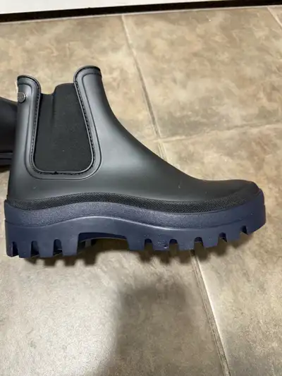These stylish and practical Chelsea-style rain boots are perfect for tackling wet weather with ease,...