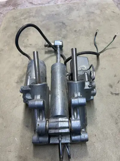 Trim motor off 150 hp Yamaha outboard worked when I took it off $100 obo. Text or call 613-484-2400