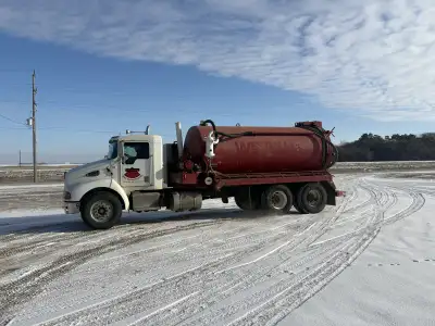 2000 T300 Kenworth ,3126B,cat engine,10 spd,transmission 500 Fruit land vac pump 3000 gallon tank,tr...