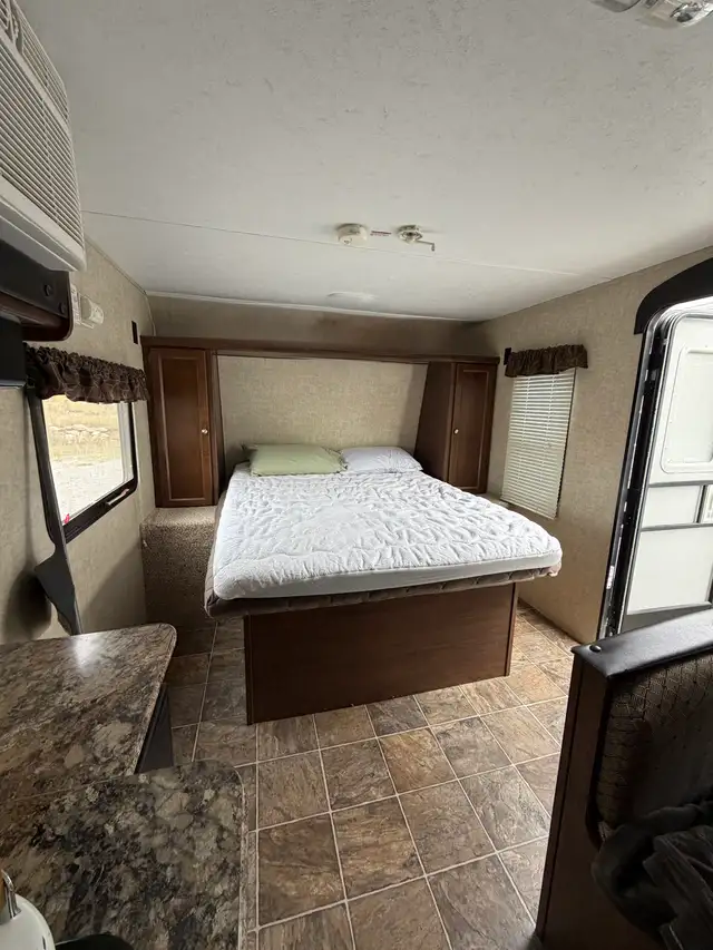 2015 Keystone Hideout 17ft in Travel Trailers & Campers in Cranbrook - Image 9