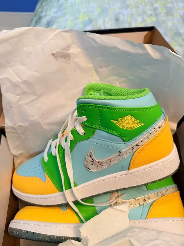 Nike Air Jordan 1 Mid SE GS  in Men's Shoes in City of Toronto - Image 2