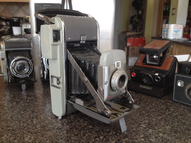 Vintage Kodak Cameras & Accessories Collection #3 in Cameras & Camcorders in Oshawa / Durham Region - Image 2