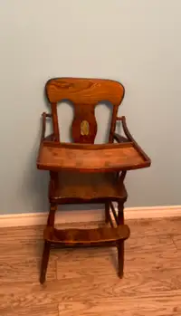 Chaise haute antique en bois très propre