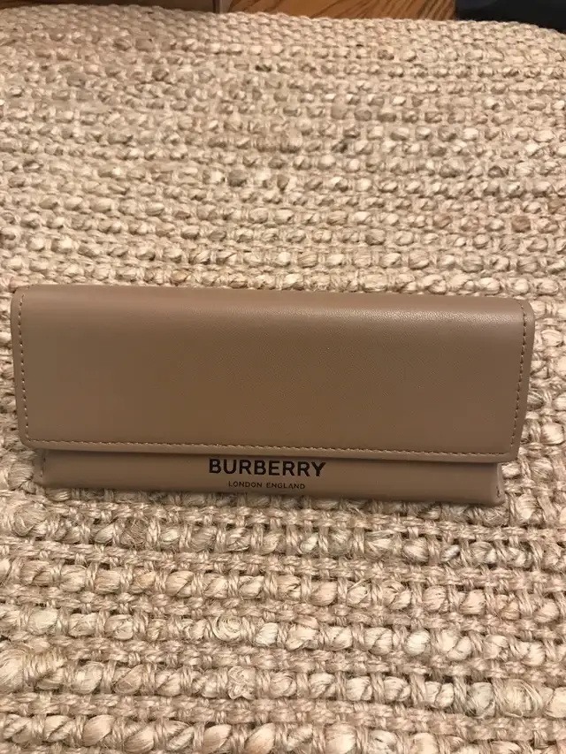 Burberry Eyeglass Case in Women's - Bags & Wallets in Markham / York Region - Image 2