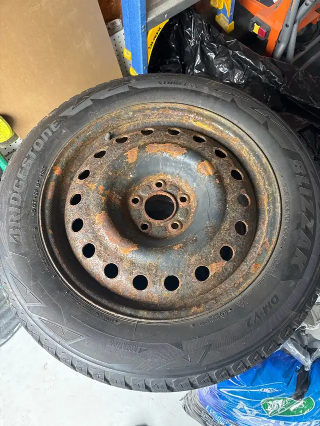 235/60R18 Bridgestone Blizzak DM-V2 winter tires in Tires & Rims in Cambridge - Image 3