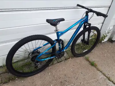 Vélo de montagne de qualité pratiquement neuf double suspensions freins à disques on demande 250$ au...
