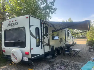 2014 Keystone bullet 28.4 ultra lite RLS large slide. Desireable rear living plan. Winter package in...