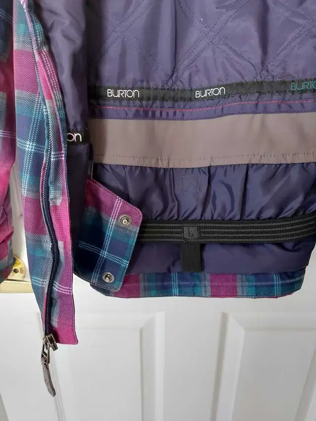Burton ski / snowboarding jacket Large in Women's - Tops & Outerwear in Charlottetown - Image 4