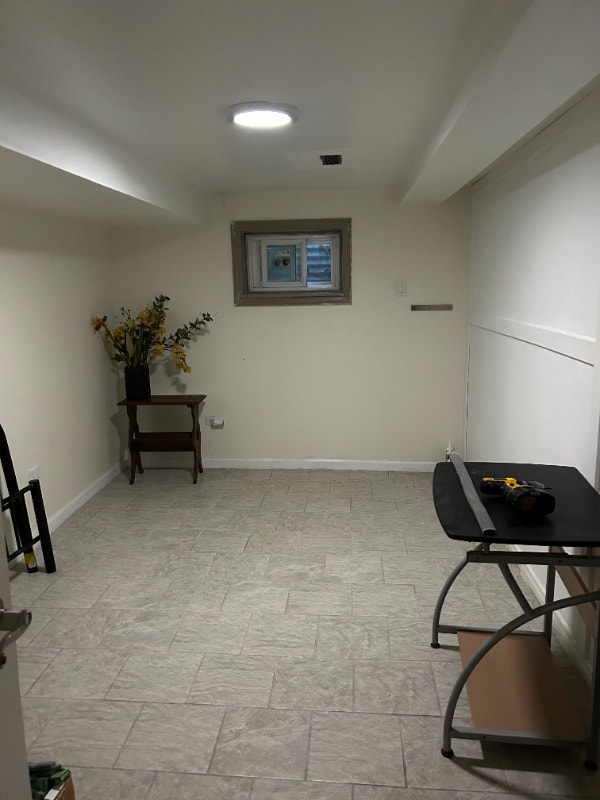 LARGE ROOM FOR RENT !! CLOSE TO CENTENNIAL COLLEGE, MALL !! Room