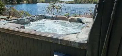 Spa 6 place en très bonne état avec 33 jet appui tête changer cette année spa fait pour hiver moi je...
