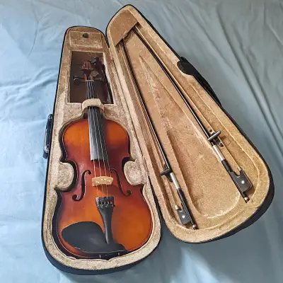 4/4 sized violin - case - two bows - a box of Carlton Rosin - the shoulder rest The violin's sound q...