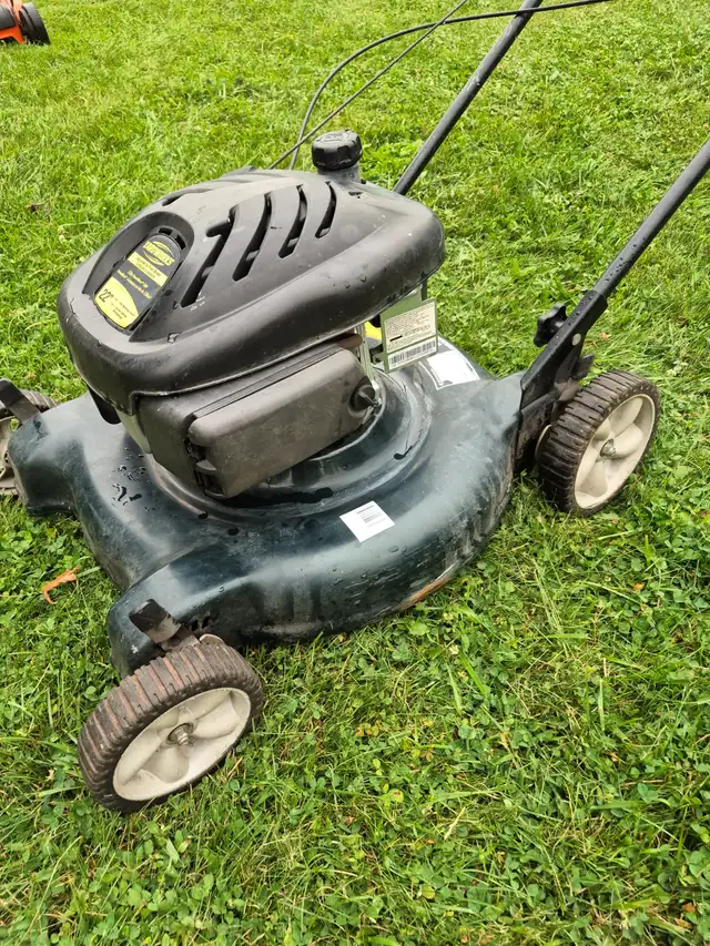 Gas Lawnmower 22'' yardwork's mulch push mower in Lawnmowers & Leaf Blowers in Oakville / Halton Region - Image 6