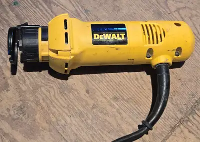 DeWalt DW660 5-amp heavy-duty drywall cut-out tool DW660 has a 1/4" keyless collet, 30,000 RPM motor...