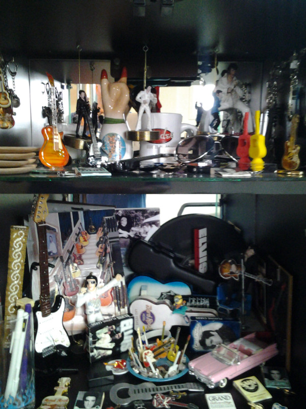 Meuble présentoir avec 2 tiroirs et armoire pour rangement . Commodes