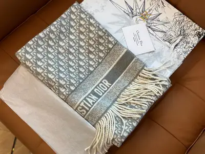 The grey Dior Oblique shawl offers a modern and timeless Style. Crafted in a lightweight blend of wo...
