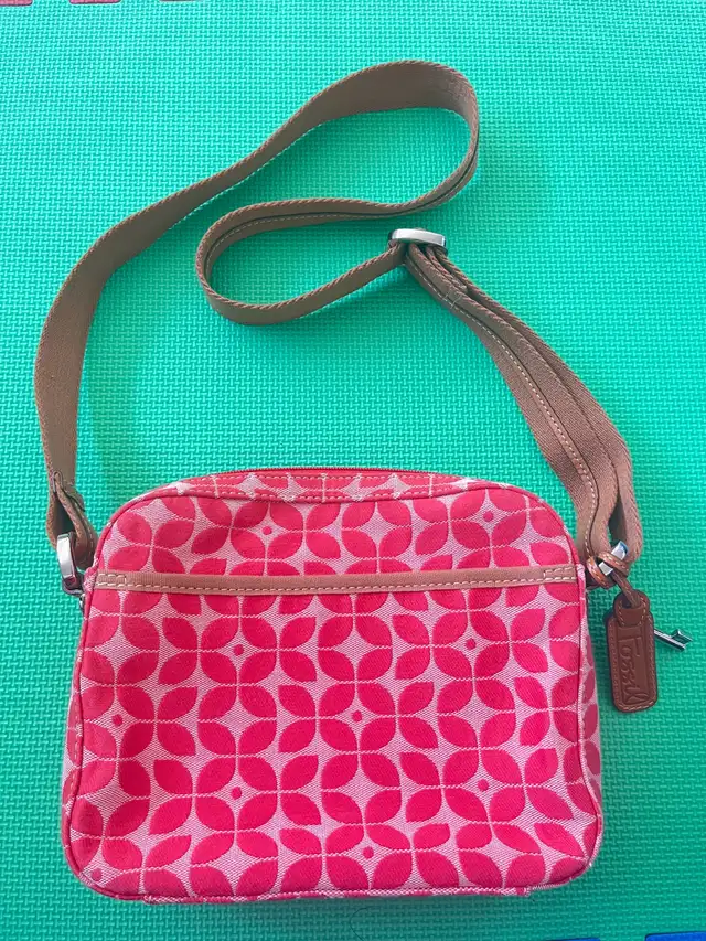 Woman’s Red Fossil Handbag  in Women's - Bags & Wallets in City of Toronto - Image 3