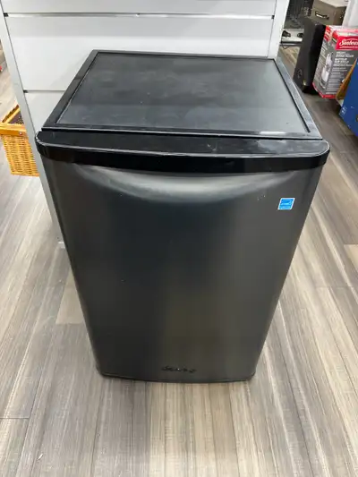 Danby 4.4CU Bar Fridge *Missing Freezer Door* *Selling AS IS* Item# 1372783 - 4.4 CU. Ft - ENERGY ST...