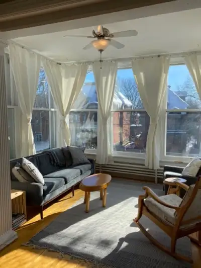 Excellent Centretown location (Maclaren between Kent and Lyon). The apartment has a southern exposur...