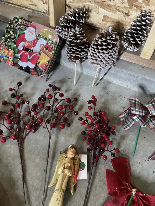 Christmas Decorations in Holiday, Event & Seasonal in Calgary - Image 7