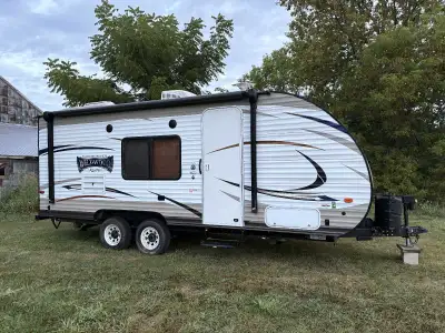 The Forest River Wildwood X-Lite 201BHXL is a travel trailer known for its bunk beds and Murphy bed,...