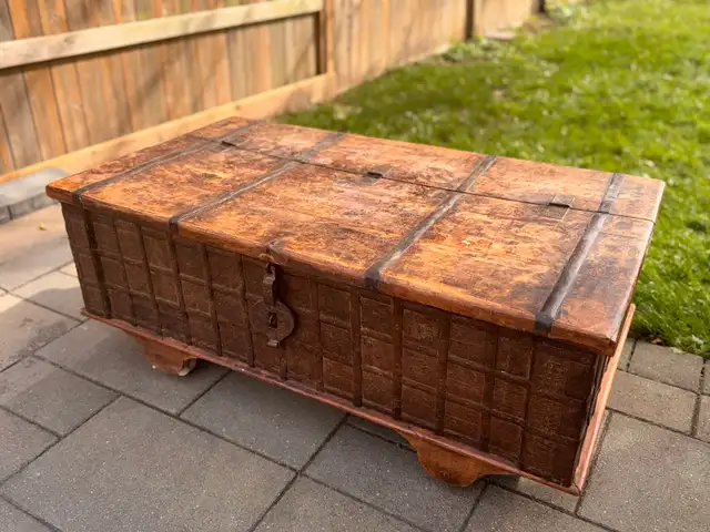 Antique wood trunk in Coffee Tables in City of Toronto - Image 2