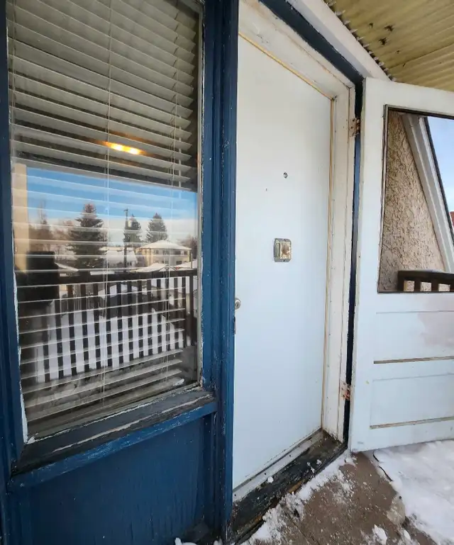 CLEAN, SPACIOUS 1-BDRM UPPER SUITE W/ BALCONY + YARD63882288140033122