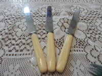 3 Couteaux de cuisine de style Art Déco et manche en celluloide
